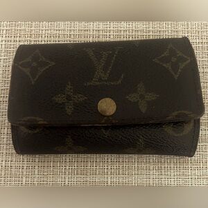 Pre Loved Authentic Louis Vuitton Monogram Key Holder In good condition
